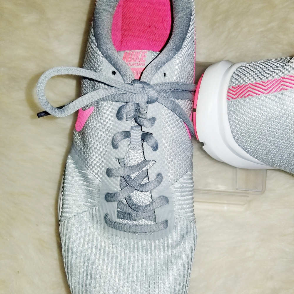 EUC Nike Women's Shoes - Picture 2 of 4